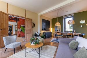 Saint-SavinienLa Burie的客厅配有沙发和桌子