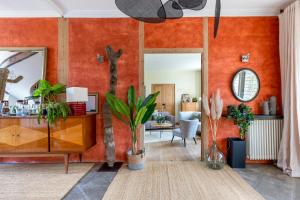 Saint-SavinienLa Burie的客厅设有橙色墙壁