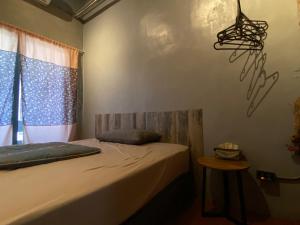 玉里镇途中玉里青年旅舍On My Way Yuli Hostel的一间卧室设有一张床和一个窗口