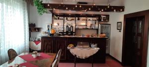 布拉格优越酒店的厨房配有柜台和桌子。