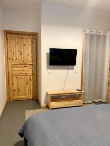 TeijoKiiski Home的一间卧室配有一张床,墙上配有电视