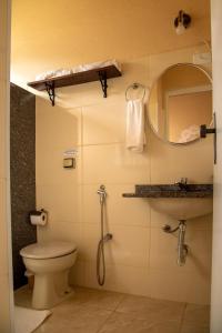 坎布基拉卢阿卢阿纳宾馆的一间带卫生间、水槽和镜子的浴室