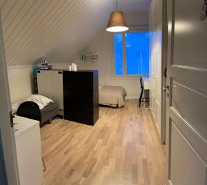 坦佩雷Modern 6-bedroom villa near Tampere city的客房设有带一张床和一张书桌的卧室。