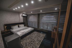 普里什蒂纳Hotel Premium的一间卧室设有一张床和一个大窗户