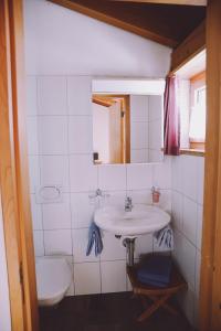 圣安特尼恩Berghaus Sulzfluh的一间带水槽和卫生间的浴室