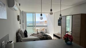 美洲海滩Boutique studio, sea views of Las Vistas and free wifi的一间卧室配有一张床,享有海景