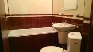 拉夫达Hotel Blian的浴室配有卫生间、盥洗盆和浴缸。