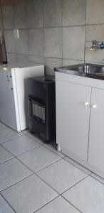 VolksrustKwa-Dlamathe Guesthouse的厨房配有水槽和微波炉