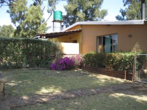 VlakfonteinBlue Roan Country Lodge的前面有花园的房子