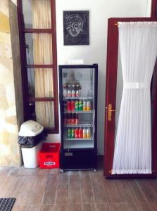 库塔Villa Cantik Kuta Regency的装满门边饮品的冰箱
