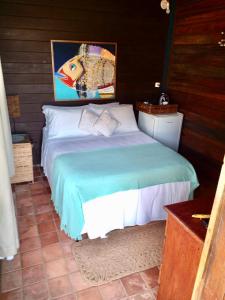 费尔南多 - 迪诺罗尼亚Apartamento Porto Beiramar的卧室配有一张床