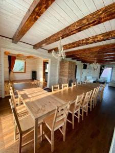 Homestead - Ukmergė area的大型用餐室配有大型木桌和椅子