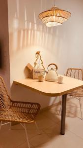ObersontheimPureNature Appartement的茶壶和2杯茶的桌子
