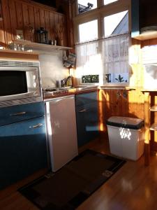 库克斯港Ferienhaus Weiser的厨房配有水槽、炉灶和微波炉