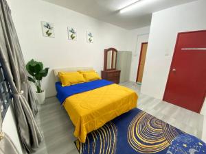 瓜拉丁加奴Homestay Kuala Terengganu Affan01 Dekat Pantai Batu Buruk的一间卧室配有一张黄色床罩的床