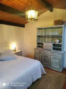 莫阿尼亚Casita en Domaio - Moaña的卧室配有白色的床和梳妆台。