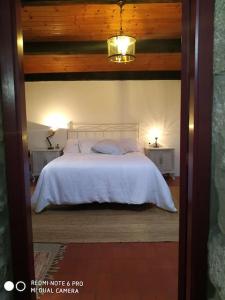 莫阿尼亚Casita en Domaio - Moaña的一间卧室配有白色床和2个床头柜