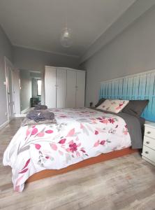 毕尔巴鄂Apartamento Mavi的一间卧室配有一张带花卉床罩的大床