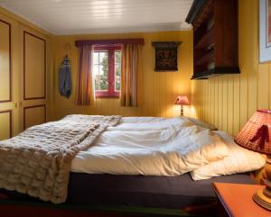 耶卢Vestlia Ski的卧室配有一张白色大床