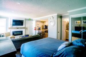 蓝山Updated Blue Mountain Studio @ North Creek Resort的一间卧室设有一张床和一间客厅。