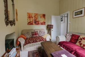 里彭HIGH SAINT COTTAGE - Stunning 3 Bed Accommodation located in Ripon, North Yorkshire的客厅配有沙发和桌子