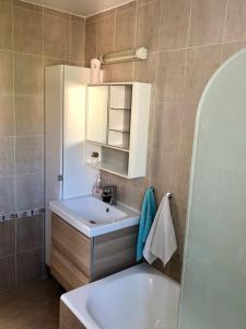 帕福斯Estia Luxury Maisonette的浴室配有白色水槽和浴缸。