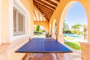 德尼亚Casa Segaria的房屋庭院里的乒乓球桌