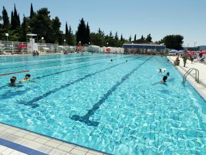 科佩尔New Apartments Škofije Ankaran的一群人在游泳池游泳
