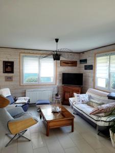 圣马洛Véritable maison de vacances à 500 m des plages的客厅配有两张沙发和一张咖啡桌
