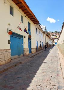 库斯科Hostal Cusco de mis Sueños的沿着鹅卵石街道走的人