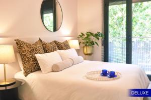巴塞罗那Mediterranean Barcelona Apartments的卧室配有一张白色的床和一张桌子