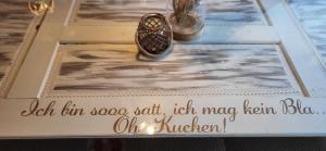 NeuanbauAltstadt-Liebe的一张桌子,上面有两瓶花和一个标志