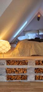 NeuanbauAltstadt-Liebe的木制平台上的卧室