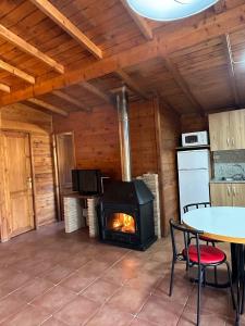 波索阿尔孔卡瓦尼亚斯科尔蒂霍埃尔赫劳酒店的小木屋内带壁炉的客厅