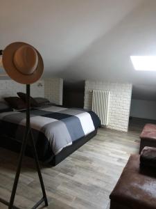 罗马Gioconda’s Apartment的卧室配有一张床,地板上有一顶帽子