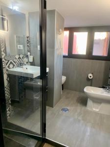罗马Gioconda’s Apartment的带淋浴、盥洗盆和卫生间的浴室