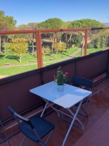 罗马Gioconda’s Apartment的享有公园景致的阳台上的桌椅