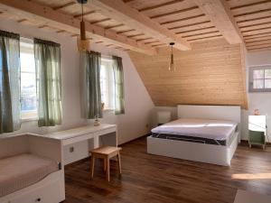 多尔尼莫拉瓦Roubenka ARCHA的卧室配有床、长凳和窗户。