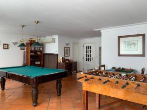 FagildeA Casa da Celeste的客厅配有台球桌和一些玩具