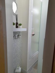 塞斯特雷Condominio - Guglielmo Tell的带淋浴的浴室和玻璃淋浴间