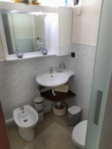 塞斯特雷Condominio - Guglielmo Tell的一间带水槽、卫生间和镜子的浴室