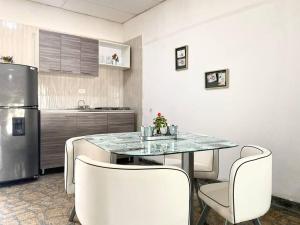 里奥阿查Apto #6 hermoso y amplio的厨房配有桌椅和冰箱。