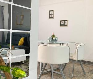 里奥阿查Apto #6 hermoso y amplio的一间带桌子和两把椅子的用餐室
