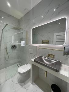 Laurieston Inn的白色的浴室设有水槽和卫生间。