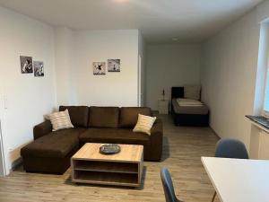 吕伯克Eine modern renovierte Wohnung mit Balkonterrasse.的客厅配有沙发和桌子
