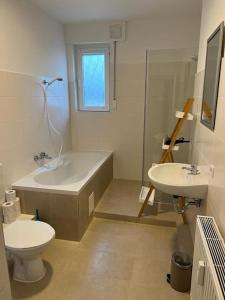 吕伯克Eine modern renovierte Wohnung mit Balkonterrasse.的带浴缸、卫生间和盥洗盆的浴室