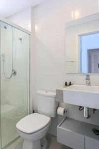 弗洛里亚诺波利斯WI-FI 400MB | 500m do mar | Churrasqueira #IA11的浴室配有卫生间、盥洗盆和淋浴。