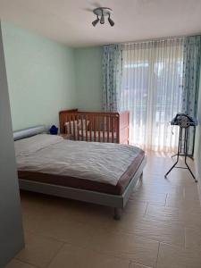 UtzenstorfBeautiful house with free parking on premise的一间卧室设有一张床和一个大窗户