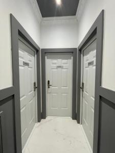 Laurieston Inn的走廊,房间有两个门