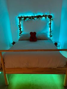 Le Mesnil-Saint-DenisSPA JUNGLE的一间卧室,床上有泰迪熊